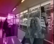 Две девушки испанки на боксёрском ринге занимаются ласками